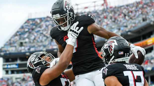 Bijan Robinson celebrates a touchdown against the Titans.